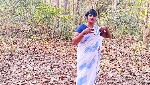 Desi açık havada ormanda sikişiyor. Üvey anne ve üvey oğlu ormanda sert sikişiyor. Telugu edepsizce konuşuyor.