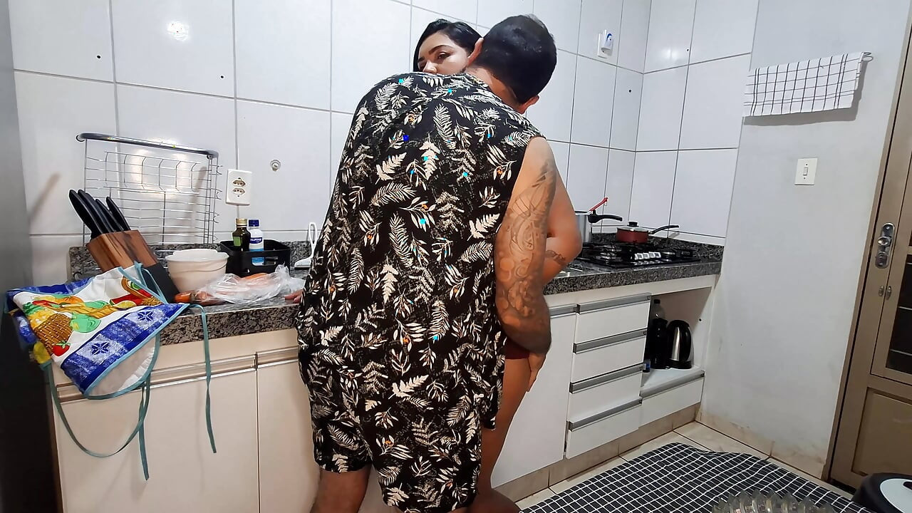 Nicoly Mattos mutfakta pijamalı: penis vajina, süt ağzında