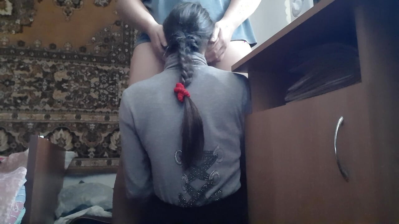 Kafasını daha hızlı boşalmama yönlendiriyorum ve kontrol ediyorum - lesbian-candys