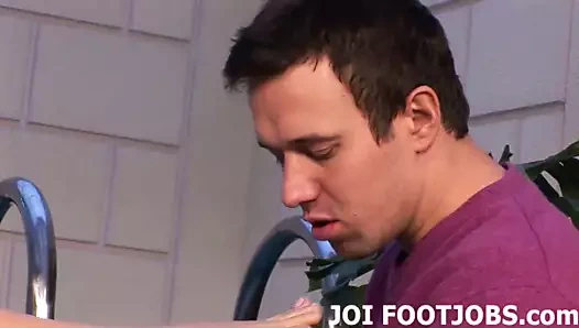 Gerçekten ayaklarımdan damlayan cum hissetmek istiyorum joi