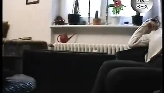 Dövmeli esmer orta yaşlı seksi kadın güzel bir sakso çekmeden önce mastürbasyon yapıyor ve işiyor