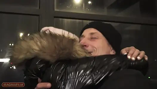 İki arkadaş istekli bir kısrağı çeker