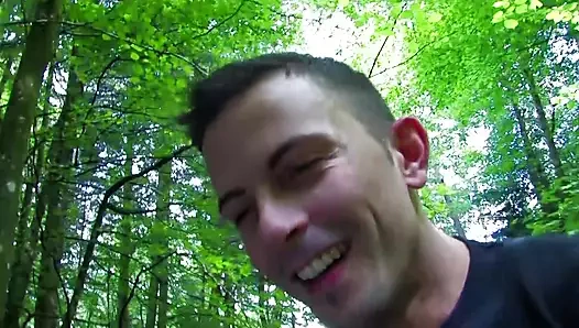 Harika vücutlu ateşli Alman bebek ormanda sikiliyor