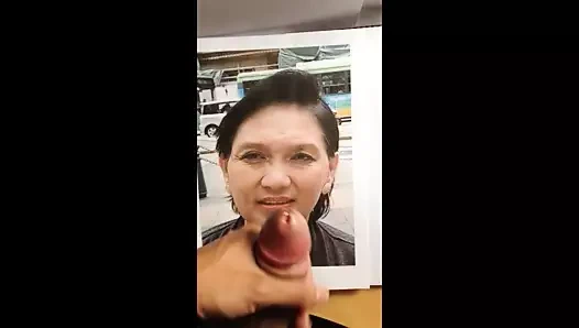 Arkadaşımın adım anne lia üzerinde boşalmak