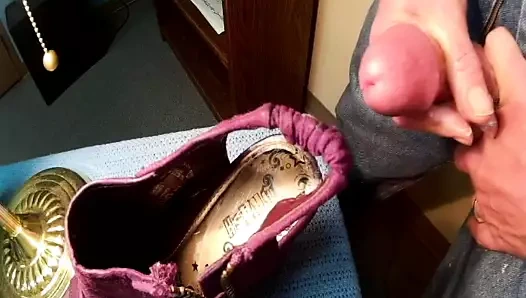 Shelly'nin mor takozlarına bir ceviz kırmak