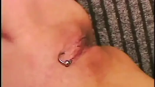 Sarışın orta yaşlı seksi kadın ofiste oral seks yapmayı seviyor