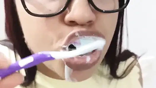 New York Abd'li 18 yaşındaki esmer büyük sarkık memeler üvey erkek kardeşinin büyük yarağını sikiyor bölüm 17