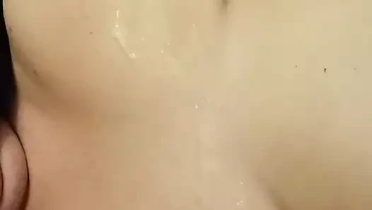 Arkadaşım kız arkadaşımın göğüslerini sikiyor