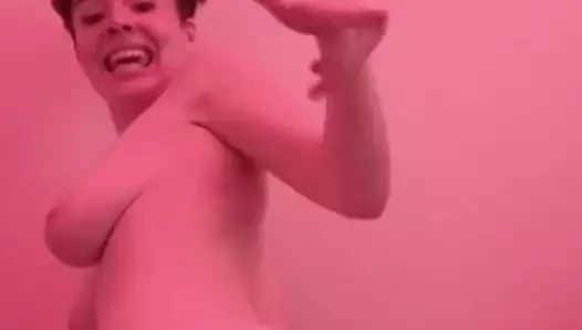 Nisan sallar ve göğüsleri sallanırken güzel sert kıçını tokatlar