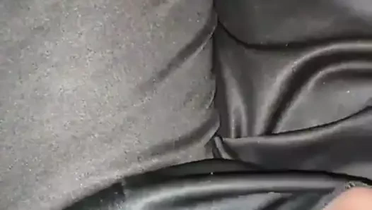 Benim siyah parlak şortumla mastürbasyon yap