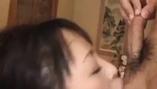 Bir Japon kız iki musluktan hoşlanır