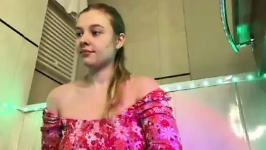 Web kamerasında çok sert fışkırtıyor ve anal sikişiyor