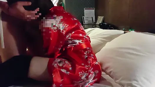 Onu kırmızı bir kimonoyla baştan çıkardım ve amını verdikten sonra beni arkadan sikti ve içime boşalttı