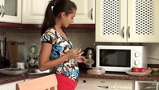 Kıllı genç kız kıllı amcığını orgazm ediyor