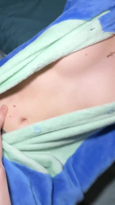 Fırtına yüzünden battaniyenin altına üvey babam geldi. Üvey babam beni harika sikiyor