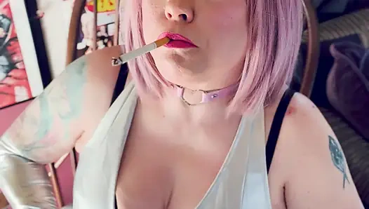 Barbarella Haraç! Tina Snua diz yüksek çizmeler ve eldivenler de dahil olmak üzere gümüş giyinmiş 2 sigara bahşişi içiyor