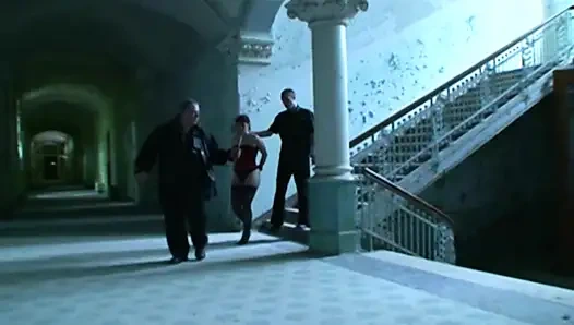 Bağlı Sarışın Yoğun BDSM Üçlü Sekse Boyun Eğiyor