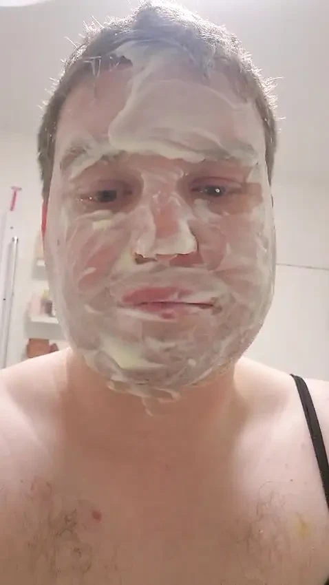 Kadın kılıklı mayo dolduruyor