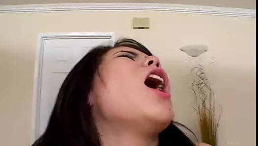 Esmer gets becerdin üzerinde the döküm kanepe içinde miami