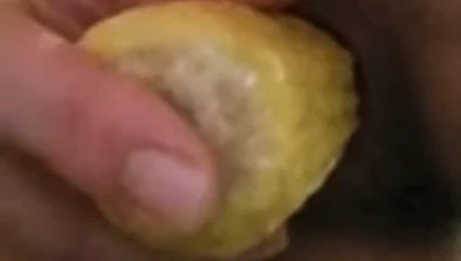 sklavin fickt sich mit maiskolben