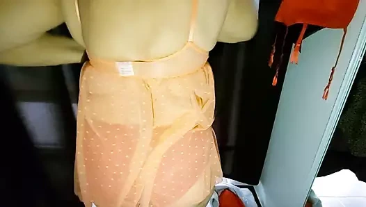 Bir oturma odasında olgun güzellik