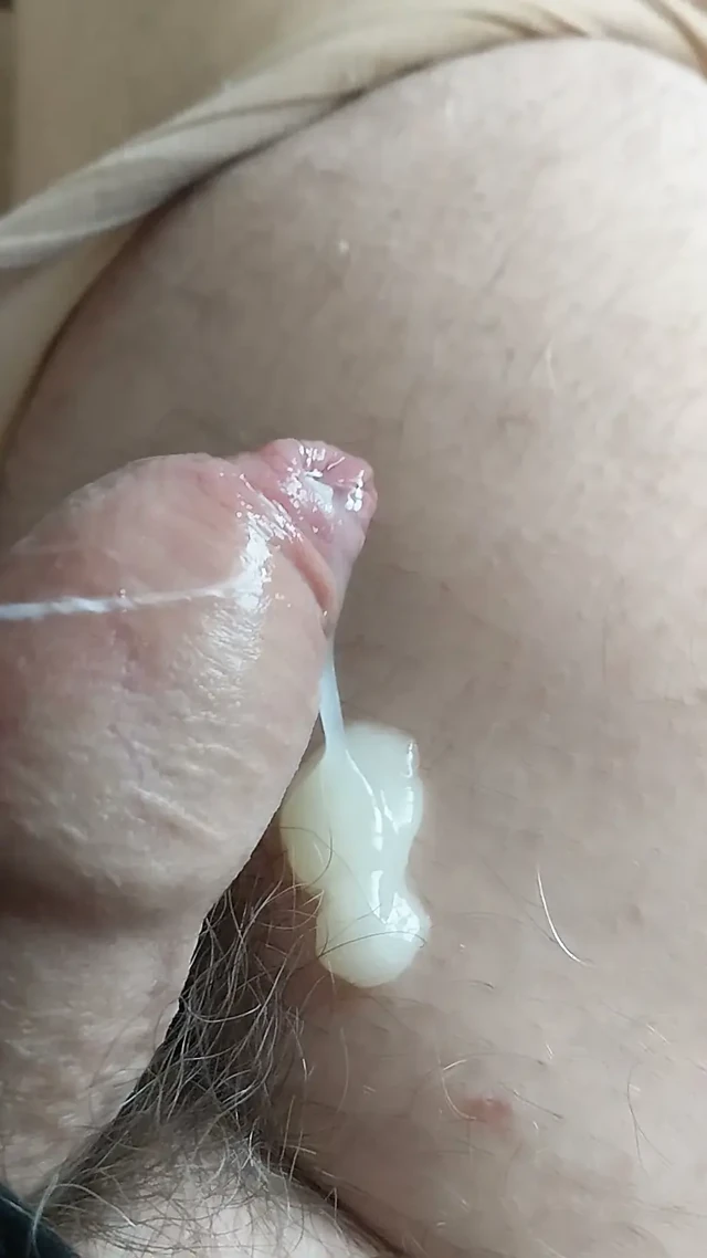Bu Güzel Minik Klitini Boşalırken İzle