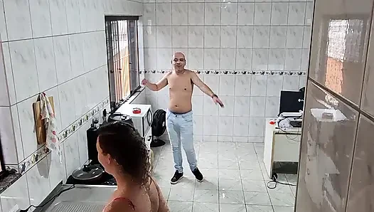 Hizmetçi soyunmayı ve yüzüne boşalmayı kabul etti.