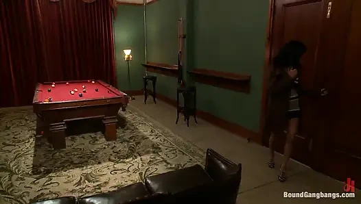 Ateşli nişanlı damatların bekarlığa veda partisini gözetliyor ve cezalandırılıyor