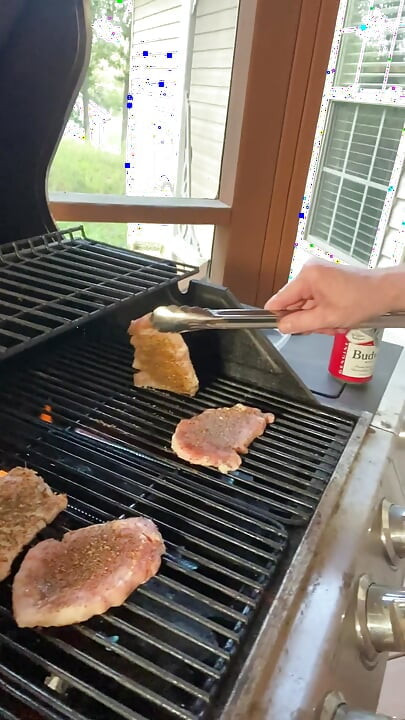 Büyük d büyük yaraklı grillin baba- adamımı karına ve üvey kızlarının ızgaralarına tokatlıyor
