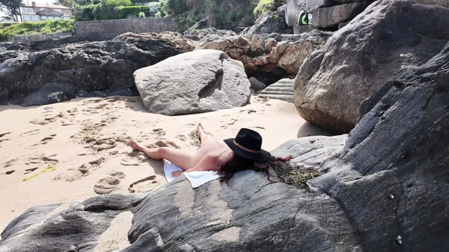 Bir yabancı çıplaklar deach üzerinde orta yaşlı seksi kadını baştan çıkarıyor