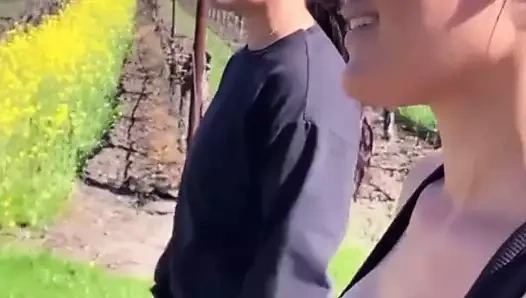 Nikki bella, brie bella ile zıplayan göğüs dekolteli koşu