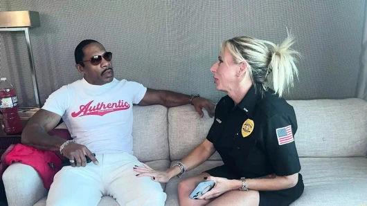 King Cobra'nın büyük yarağını araştırıyor