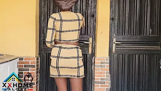 Satıcılar onun tarafını os olarak sikiyor ve tatlı amcığını müşterisine teslim ediyor.