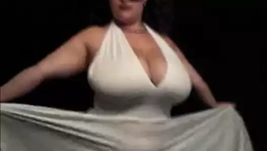 İri göğüslü iri güzel kadın beyaz elbise