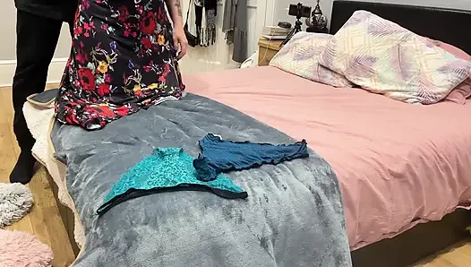 Aldatılan ateşli seksi espanol genç erkek avcısı siyah yarağı göt deliğini ve külotunu koklamayı seviyor.
