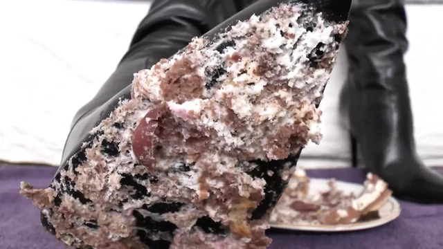 Sigara içen sahibe ve çizme tabanlarından pasta bakış açısı klibi, Lady Victoria Valente