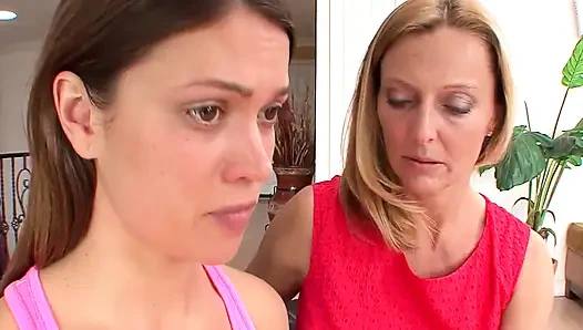 Lezbiyen orta yaşlı seksi kadın sevimli bir genç kızı baştan çıkarıyor ve amcık yalama zevkini keşfetmesini sağlıyor