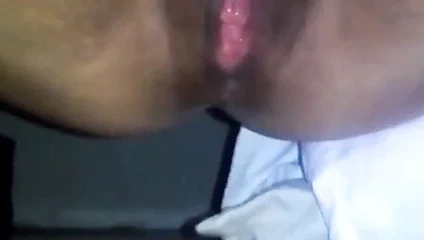 Tonya sıkı kedi ile oynuyor bir kez daha