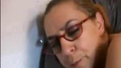 Kirli büyükanne kıçına ve cesaretin tadına bayılıyor!