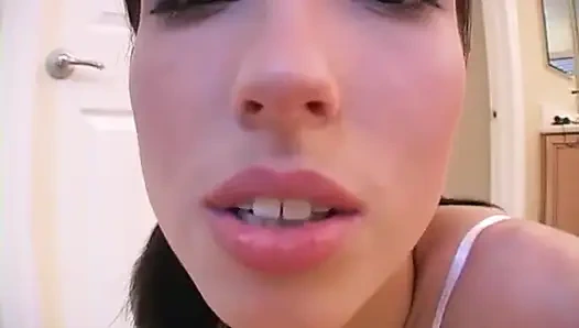 Esmer genç kız güzel yüzüne boşalmayı seviyor