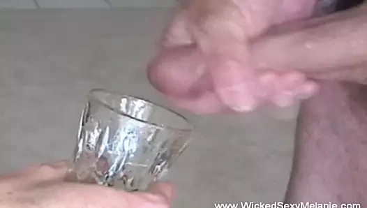 Bu gece bardaktan dölünü içiyor