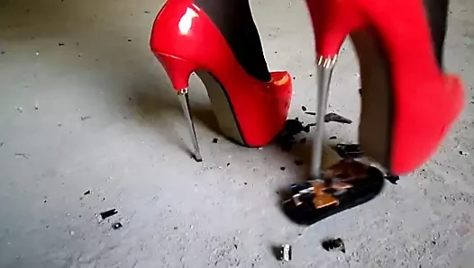 Çelik topuklu bilgisayar faresini ezin