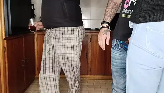 En iyi arkadaşlarımı mutfakta aldatan ev hanımıyla sikişiyorum