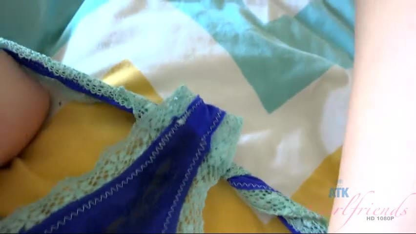 Biraz sigara molasından sonra zoe ona boşalmak bir yük alır