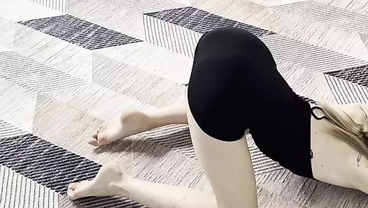 Aman tanrım etekli yoga külotunu teşhir ediyor