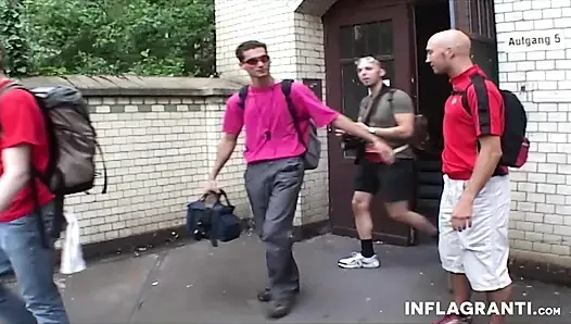 Raver sürtükler sharon da vale ronny rosetti ile otobüste herkesin içinde sikişiyor.