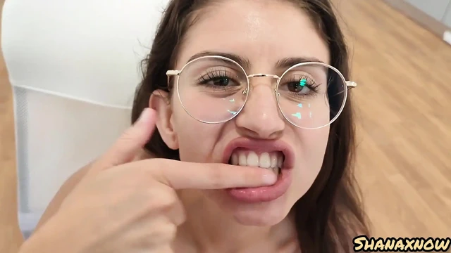 Snot fetiş hapşırtan burun memelerimi yalarken sakso çekiyor