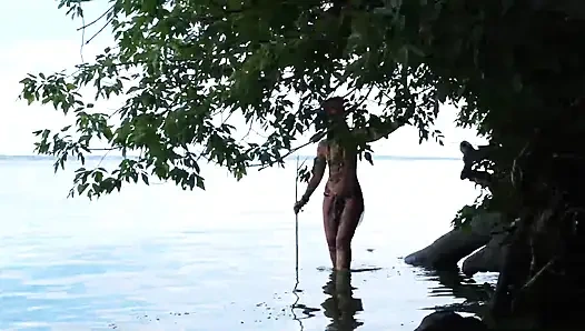 Üstsüz zıpkın ile balık tutmak