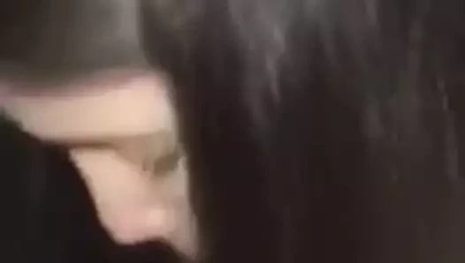 Melanie siyah arkadaşının büyük sikini ağzına alıyor