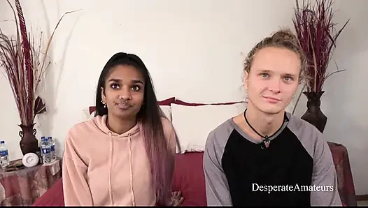 Çaresiz amatörler minyon kızıl saçlı Pepper Hart ve genç Kiki Sweet sıkı amcıklarını büyük beyaz yaraklarla siktiriyor
